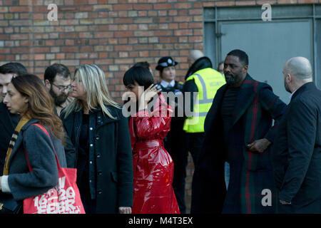 Idris Alba et fiancée Sabrina Dhowre arrivent à Burberry London Fashion Week show où ils ont été accueillis par plus d'une centaine de manifestants anti-fourrure. Idris et Sabrina regarder par dessus sur les manifestants à l'aise avec les expressions faciales. Crédit : John Clarke/Alamy Live News Crédit : John Clarke/Alamy Live News Banque D'Images