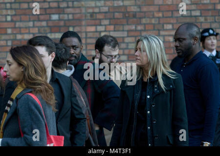 Idris Alba et fiancée Sabrina Dhowre arrivent à Burberry London Fashion Week show où ils ont été accueillis par plus d'une centaine de manifestants anti-fourrure. Idris et Sabrina regarder par dessus sur les manifestants à l'aise avec les expressions faciales. Crédit : John Clarke/Alamy Live News Crédit : John Clarke/Alamy Live News Banque D'Images