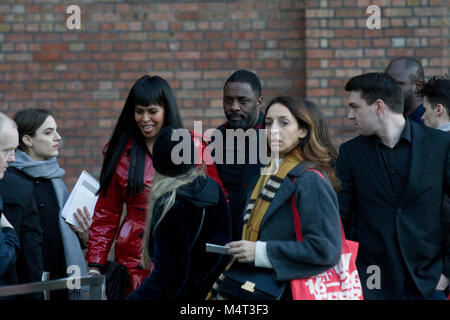 Idris Alba et fiancée Sabrina Dhowre arrivent à Burberry London Fashion Week show où ils ont été accueillis par plus d'une centaine de manifestants anti-fourrure. Idris regarde vers les manifestants avec un inconfortable de l'expression du visage. Crédit : John Clarke/Alamy Live News Crédit : John Clarke/Alamy Live News Banque D'Images