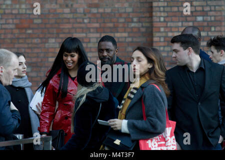 Idris Alba et fiancée Sabrina Dhowre arrivent à Burberry London Fashion Week show où ils ont été accueillis par plus d'une centaine de manifestants anti-fourrure. Idris regarde vers les manifestants avec un inconfortable de l'expression du visage. Crédit : John Clarke/Alamy Live News Crédit : John Clarke/Alamy Live News Banque D'Images