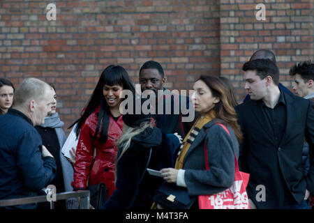 Idris Alba et fiancée Sabrina Dhowre arrivent à Burberry London Fashion Week show où ils ont été accueillis par plus d'une centaine de manifestants anti-fourrure. Idris regarde vers les manifestants avec un inconfortable de l'expression du visage. Crédit : John Clarke/Alamy Live News Crédit : John Clarke/Alamy Live News Banque D'Images