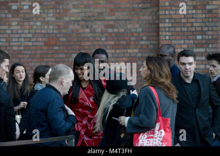 Idris Alba et fiancée Sabrina Dhowre arrivent à Burberry London Fashion Week show où ils ont été accueillis par plus d'une centaine de manifestants anti-fourrure. Crédit : John Clarke/Alamy Live News Crédit : John Clarke/Alamy Live News Banque D'Images