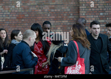 Idris Alba et fiancée Sabrina Dhowre arrivent à Burberry London Fashion Week show où ils ont été accueillis par plus d'une centaine de manifestants anti-fourrure. Crédit : John Clarke/Alamy Live News Crédit : John Clarke/Alamy Live News Banque D'Images