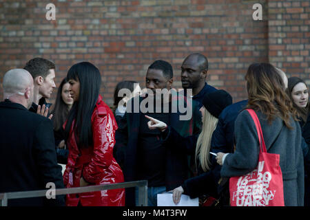 Idris Alba et fiancée Sabrina Dhowre arrivent à Burberry London Fashion Week show où ils ont été accueillis par plus d'une centaine de manifestants anti-fourrure. Crédit : John Clarke/Alamy Live News Crédit : John Clarke/Alamy Live News Banque D'Images