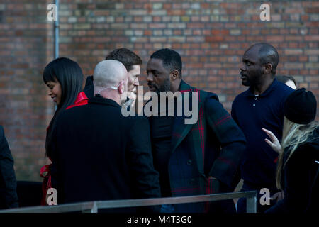 Idris Alba et fiancée Sabrina Dhowre arrivent à Burberry London Fashion Week show où ils ont été accueillis par plus d'une centaine de manifestants anti-fourrure. Crédit : John Clarke/Alamy Live News Crédit : John Clarke/Alamy Live News Banque D'Images