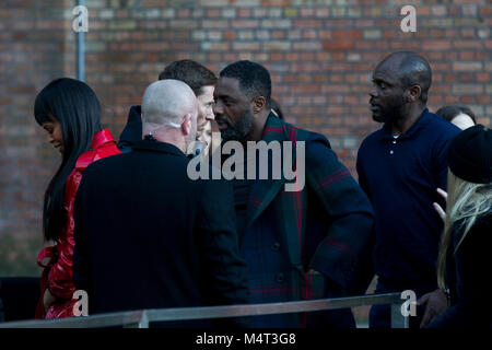 Idris Alba et fiancée Sabrina Dhowre arrivent à Burberry London Fashion Week show où ils ont été accueillis par plus d'une centaine de manifestants anti-fourrure. Crédit : John Clarke/Alamy Live News Crédit : John Clarke/Alamy Live News Banque D'Images