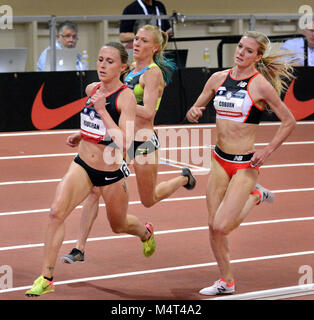 Albuquerque, NM, USA. Feb 17, 2018. De gauche à droite - Shelby Houlihan prend la tête pour la victoire dans le dernier tour contre Katie Mackey et Emma Coburn dans le women's 3000 mètres tourner à l'USATF Indoor Championships. Samedi 17 Février, 2018. Crédit : Jim Thompson/Albuquerque Journal/ZUMA/Alamy Fil Live News Banque D'Images