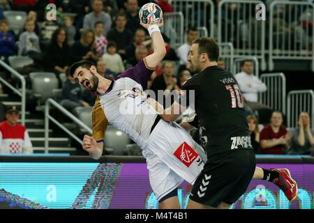 Zagreb, Croatie. Feb 17, 2018. Igor Villa Localité (R) de PPD Zagreb rivalise avec Eduardo Gurbindo Martinez de HBC Nantes VELUX EHF Champions League match de hand entre Zagreb et PPD HC Nantes HBC à Zagreb, Croatie, le 17 février 2018. PPD HC Zagreb a gagné 23-22. Credit : Dalibor Urukalovic/Xinhua/Alamy Live News Banque D'Images