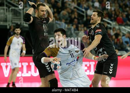 Zagreb, Croatie. Feb 17, 2018. Toni Valcic (R) de PPD Zagreb rivalise avec Nicolas Tournat (C) de Nantes HBC au cours de la Velux EHF Champions League match de hand entre Zagreb et PPD HC Nantes HBC à Zagreb, Croatie, le 17 février 2018. PPD HC Zagreb a gagné 23-22. Credit : Dalibor Urukalovic/Xinhua/Alamy Live News Banque D'Images