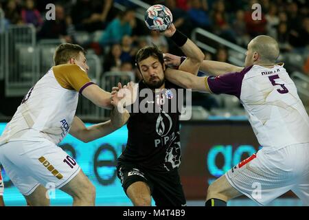 Zagreb, Croatie. Feb 17, 2018. Zlatko Horvat (C) de PPD Zagreb rivalise avec Dragan Pechmalbec (L) et Romaric Guillo de HBC Nantes VELUX EHF Champions League match de hand entre Zagreb et PPD HC Nantes HBC à Zagreb, Croatie, le 17 février 2018. PPD HC Zagreb a gagné 23-22. Credit : Dalibor Urukalovic/Xinhua/Alamy Live News Banque D'Images