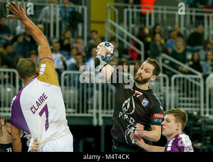 Zagreb, Croatie. Feb 17, 2018. Damir Bicanic (2e R) de PPD Zagreb pousses durant la VELUX EHF Champions League match de hand entre Zagreb et PPD HC Nantes HBC à Zagreb, Croatie, le 17 février 2018. PPD HC Zagreb a gagné 23-22. Credit : Dalibor Urukalovic/Xinhua/Alamy Live News Banque D'Images