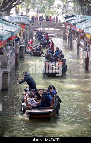 Suzhou, Province de Jiangsu en Chine. Feb 17, 2018. Les touristes prendre des bateaux touristiques à l'ancienne ville de Suzhou Tongli, Ville de la Chine de l'est de la province de Jiangsu, le 17 février 2018. Les chinois aiment leur semaine de vacances pour la fête du printemps, ou le Nouvel An Chinois, qui tombe le 16 février cette année. 4 Baiziting/crédit : Wang Xinhua/Alamy Live News Banque D'Images