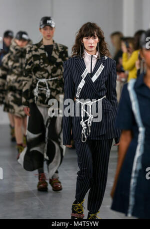 Londres, Royaume-Uni. Feb 17, 2018. House of Holland's - Podium - LFW Février 2018. La piste de marche des modèles à la maison de la Holland's show lors de la London Fashion Week Février 2018 à BFC Voir l'espace. Credit : Rahman Hassani/SOPA/ZUMA/Alamy Fil Live News Banque D'Images