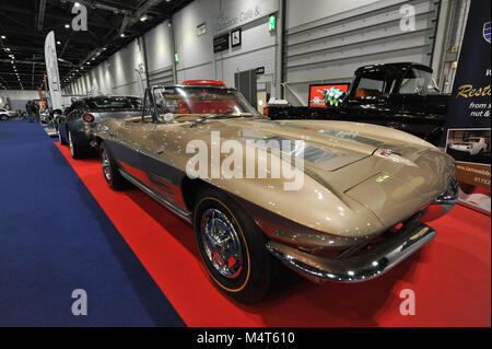 Une 1963 Chevrolet Corvette sur l'affichage à la London Classic Car Show qui aura lieu à l'ExCel London, Royaume-Uni. Plus de 700 des plus belles voitures classiques sont exposées à l'exposition allant de l'avant-guerre vintage tourers à un concept moderne de voitures. Le spectacle réunit dans autour de 37 000 visiteurs, allant de graves chefs d'essence des gens qui aiment les belles et les véhicules classiques. Crédit : Michael Preston/Alamy Live News Banque D'Images