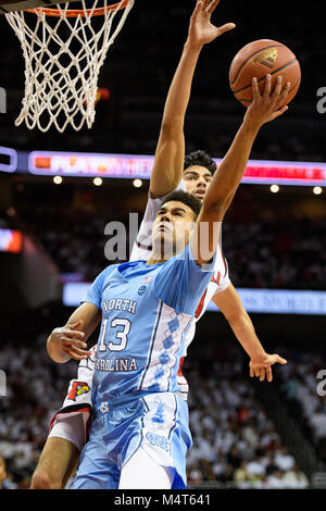 North Carolina Tar Heels guard Cameron Johnson (13) et Louisville Cardinals avant Anas Mahmoud (14) au cours de la NCAA College Basketball match entre la Louisville Cardinals et le North Carolina Tar Heels au KFC Yum ! Le samedi 17 Février, Centre, 2018 à Louisville, KY. Jacob Kupferman/CSM Crédit : Cal Sport Media/Alamy Live News Banque D'Images