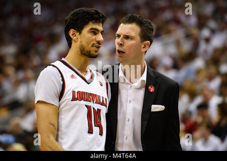 Louisville Cardinals entraîneur en chef David Padgett et Louisville Cardinals avant Anas Mahmoud (14) au cours de la NCAA College Basketball match entre la Louisville Cardinals et le North Carolina Tar Heels au KFC Yum ! Le samedi 17 Février, Centre, 2018 à Louisville, KY. Jacob Kupferman/CSM Crédit : Cal Sport Media/Alamy Live News Banque D'Images