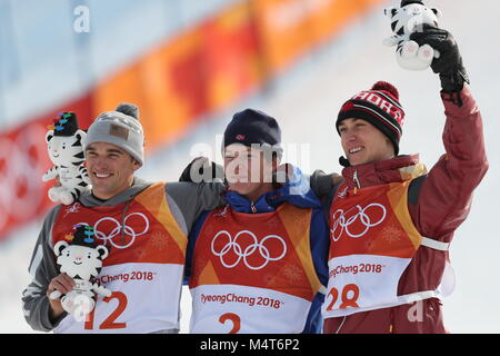 Pyeongchang, Corée du Sud. Feb 18, 2018. Médaille d'Oystein Braaten de Norvège (C), Nick Goepper médaillé d'argent des États-Unis (L) et médaillé de bronze, Alex Beaulieu-Marchand posent pour des photos de groupe après avoir gagné le slopestyle ski hommes du ski acrobatique au Jeux Olympiques d'hiver de PyeongChang 2018, au Phoenix Snow Park, Corée du Sud, le 18 février, 2018. Oystein Braaten a remporté la médaille d'or avec 95,00 points. Credit : Wu Zhuang/Xinhua/Alamy Live News Banque D'Images