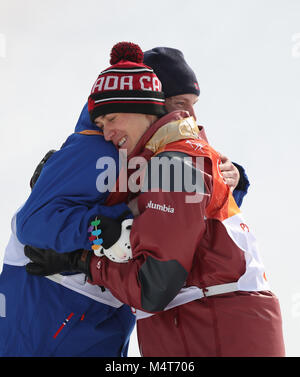 Pyeongchang, Corée du Sud. Feb 18, 2018. Médaille d'Oystein Braaten de Norvège (L) et médaillé de bronze, Alex Beaulieu-Marchand du Canada s'embrassent après les hommes de slopestyle ski ski acrobatique au Jeux Olympiques d'hiver de PyeongChang 2018, au Phoenix Snow Park, Corée du Sud, le 18 février, 2018. Credit : Wu Zhuang/Xinhua/Alamy Live News Banque D'Images