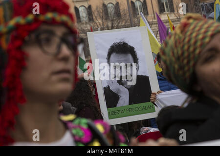 Rome, Italie. Feb 17, 2018. Vu les manifestants tenant une photo du chef du PKK, Abdullah Ocalan, pendant la manifestation. L'Italien de la communauté kurde a démontré à Rome contre l'assaut de la Turquie sur la région kurde de Syrie Afrin. L'armée turque a attaqué des combattants kurdes depuis le 20 janvier.Les manifestants réclament la libération de leader du PKK, Abdullah Ocalan, parmi d'autres prisonniers politiques et en solidarité avec la résistance de la population kurde en Afrin. Credit : Danilo Campailla/SOPA/ZUMA/Alamy Fil Live News Banque D'Images