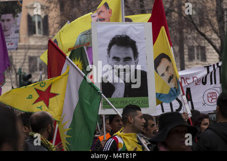 Rome, Italie. Feb 17, 2018. Vu les manifestants tenant une photo du chef du PKK, Abdullah Ocalan, pendant la manifestation. L'Italien de la communauté kurde a démontré à Rome contre l'assaut de la Turquie sur la région kurde de Syrie Afrin. L'armée turque a attaqué des combattants kurdes depuis le 20 janvier.Les manifestants réclament la libération de leader du PKK, Abdullah Ocalan, parmi d'autres prisonniers politiques et en solidarité avec la résistance de la population kurde en Afrin. Credit : Danilo Campailla/SOPA/ZUMA/Alamy Fil Live News Banque D'Images