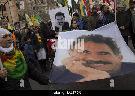 Rome, Italie. Feb 17, 2018. Vu les manifestants tenant une photo du chef du PKK, Abdullah Ocalan, pendant la manifestation. L'Italien de la communauté kurde a démontré à Rome contre l'assaut de la Turquie sur la région kurde de Syrie Afrin. L'armée turque a attaqué des combattants kurdes depuis le 20 janvier.Les manifestants réclament la libération de leader du PKK, Abdullah Ocalan, parmi d'autres prisonniers politiques et en solidarité avec la résistance de la population kurde en Afrin. Credit : Danilo Campailla/SOPA/ZUMA/Alamy Fil Live News Banque D'Images