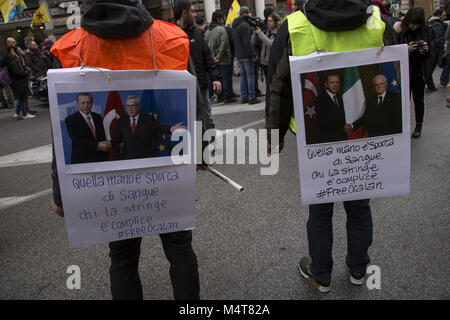 Rome, Italie. Feb 17, 2018. Vu les manifestants tenant des pancartes pendant la manifestation. La communauté kurde italien a démontré à Rome contre l'assaut de la Turquie sur la région kurde de Syrie Afrin. L'armée turque a attaqué des combattants kurdes depuis le 20 janvier.Les manifestants réclament la libération de leader du PKK, Abdullah Ocalan, parmi d'autres prisonniers politiques et en solidarité avec la résistance de la population kurde en Afrin. Credit : Danilo Campailla/SOPA/ZUMA/Alamy Fil Live News Banque D'Images