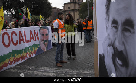 Rome, Italie. Feb 17, 2018. Vu les manifestants tenant une grande banderole pendant la manifestation. La communauté kurde italien a démontré à Rome contre l'assaut de la Turquie sur la région kurde de Syrie Afrin. L'armée turque a attaqué des combattants kurdes depuis le 20 janvier.Les manifestants réclament la libération de leader du PKK, Abdullah Ocalan, parmi d'autres prisonniers politiques et en solidarité avec la résistance de la population kurde en Afrin. Credit : Danilo Campailla/SOPA/ZUMA/Alamy Fil Live News Banque D'Images