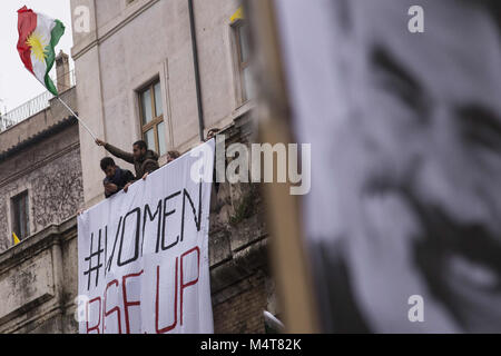 Rome, Italie. Feb 17, 2018. Vu les manifestants sur un balcon Appartement' sensibilisation drapeau kurde. La communauté kurde italien a démontré à Rome contre l'assaut de la Turquie sur la région kurde de Syrie Afrin. L'armée turque a attaqué des combattants kurdes depuis le 20 janvier.Les manifestants réclament la libération de leader du PKK, Abdullah Ocalan, parmi d'autres prisonniers politiques et en solidarité avec la résistance de la population kurde en Afrin. Credit : Danilo Campailla/SOPA/ZUMA/Alamy Fil Live News Banque D'Images