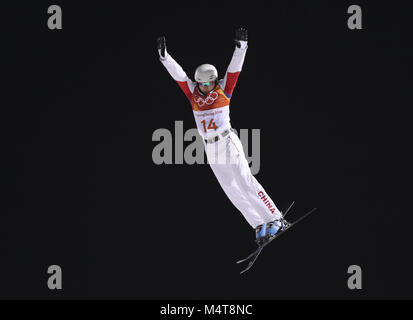 Pyeongchang, Corée du Sud. Feb 18, 2018. Zhongqing Liu de la concurrence de la Chine au cours de l'areials hommes final du ski acrobatique au Jeux Olympiques d'hiver de PyeongChang 2018 au Phoenix parc de neige, PyeongChang, Corée du Sud, le 18 février 2018. Credit : Fei Maohua/Xinhua/Alamy Live News Banque D'Images