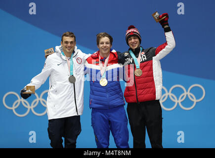 Pyeongchang, PyeongChang. Feb 18, 2018. Médaille d'Oystein Braaten de Norvège (C), Nick Goepper médaillé d'argent des États-Unis (L) et de bronze Alex Beaulieu- Marchand posent pour des photos au cours d'une cérémonie de remise de médailles de ski pour hommes de slopestyle en ski acrobatique au Jeux Olympiques d'hiver de PyeongChang 2018 Médaille au Plaza, PyeongChang, le 18 février 2018. Crédit : Li Gang/Xinhua/Alamy Live News Banque D'Images