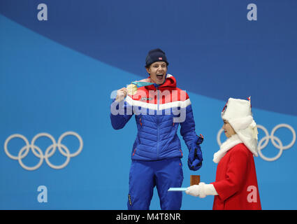 Pyeongchang, PyeongChang. Feb 18, 2018. Médaille d'Oystein Braaten (L) de la Norvège réagit au cours de cérémonie des médailles de ski pour hommes de slopestyle en ski acrobatique au Jeux Olympiques d'hiver de PyeongChang 2018 Médaille au Plaza, PyeongChang, le 18 février 2018. Crédit : Li Gang/Xinhua/Alamy Live News Banque D'Images