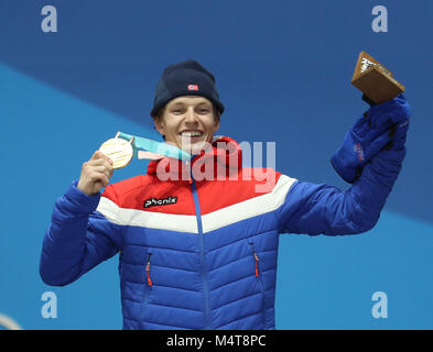 Pyeongchang, PyeongChang. Feb 18, 2018. Médaillé d'or de la Norvège Oystein Braaten pose pour des photos au cours d'une cérémonie de remise de médailles de ski pour hommes de slopestyle en ski acrobatique au Jeux Olympiques d'hiver de PyeongChang 2018 Médaille au Plaza, PyeongChang, le 18 février 2018. Crédit : Li Gang/Xinhua/Alamy Live News Banque D'Images