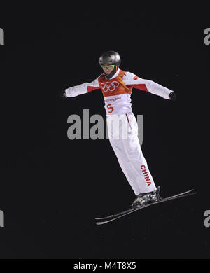 Pyeongchang, Corée du Sud. Feb 18, 2018. Guangpu Qi de la concurrence de la Chine au cours de l'areials hommes final du ski acrobatique au Jeux Olympiques d'hiver de PyeongChang 2018 au Phoenix parc de neige, PyeongChang, Corée du Sud, le 18 février 2018. Credit : Fei Maohua/Xinhua/Alamy Live News Banque D'Images