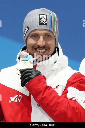 Pyeongchang, PyeongChang. Feb 18, 2018. Marcel Hirscher médaillé d'or de l'Autriche pose pour des photos au cours d'une cérémonie de remise de médailles de l'homme slalom géant de ski alpin aux Jeux Olympiques d'hiver de PyeongChang 2018 Médaille au Plaza, PyeongChang, le 18 février 2018. Crédit : Li Gang/Xinhua/Alamy Live News Banque D'Images