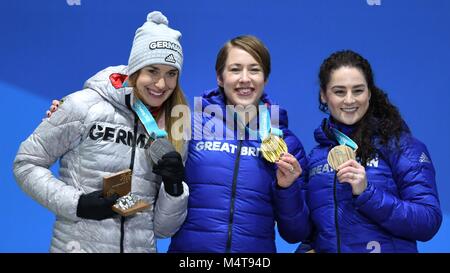 Womens squelette. (L à r) Jacqueline Loelling (GER, argent), Lizzy Yarnold (GBR, or) et Laura Deas (GBR, bronze). Cérémonies de remise des médailles. Pyeongchang Olympic Plaza. Jeux Olympiques d'hiver de Pyeongchang 2018. Alpensia. République de Corée. 18/02/2018. Credit : Sport en images/Alamy Live News Banque D'Images