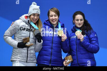 Womens squelette. (L à r) Jacqueline Loelling (GER, argent), Lizzy Yarnold (GBR, or) et Laura Deas (GBR, bronze). Cérémonies de remise des médailles. Pyeongchang Olympic Plaza. Jeux Olympiques d'hiver de Pyeongchang 2018. Alpensia. République de Corée. 18/02/2018. Credit : Sport en images/Alamy Live News Banque D'Images