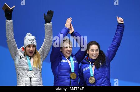 Womens squelette. (L à r) Jacqueline Loelling (GER, argent), Lizzy Yarnold (GBR, or) et Laura Deas (GBR, bronze). Cérémonies de remise des médailles. Pyeongchang Olympic Plaza. Jeux Olympiques d'hiver de Pyeongchang 2018. Alpensia. République de Corée. 18/02/2018. Credit : Sport en images/Alamy Live News Banque D'Images