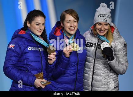 Womens squelette. (L à r) Laura Deas (GBR, bronze), Lizzy Yarnold (GBR, or) et Jacqueline Loelling (GER, argent). Cérémonies de remise des médailles. Pyeongchang Olympic Plaza. Jeux Olympiques d'hiver de Pyeongchang 2018. Alpensia. République de Corée. 18/02/2018. Credit : Sport en images/Alamy Live News Banque D'Images