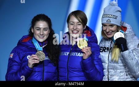 Womens squelette. (L à r) Laura Deas (GBR, bronze), Lizzy Yarnold (GBR, or) et Jacqueline Loelling (GER, argent). Cérémonies de remise des médailles. Pyeongchang Olympic Plaza. Jeux Olympiques d'hiver de Pyeongchang 2018. Alpensia. République de Corée. 18/02/2018. Credit : Sport en images/Alamy Live News Banque D'Images