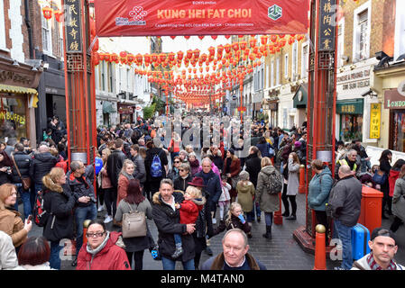 Londres, Royaume-Uni. 18 février 2018. Gerrard Street dans le quartier chinois est bondé pendant les célébrations du Nouvel An chinois pour l'année du chien. Le Nouvel An chinois dans la capitale attire des centaines de milliers de Londoniens et touristes de profiter des festivités et est la plus grande célébration telle en dehors de l'Asie. Crédit : Stephen Chung / Alamy Live News Banque D'Images