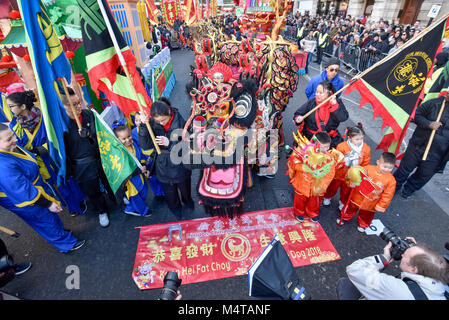 Londres, Royaume-Uni. 18 février 2018. Les artistes interprètes ou exécutants se préparent à prendre part à des célébrations du Nouvel An chinois dans le quartier chinois d'accueillir l'année du chien avec un défilé avec dragon et lion de danseurs et de personnages en costume traditionnel. Le Nouvel An chinois dans la capitale attire des centaines de milliers de Londoniens et touristes de profiter des festivités et est la plus grande célébration telle en dehors de l'Asie. Crédit : Stephen Chung / Alamy Live News Banque D'Images