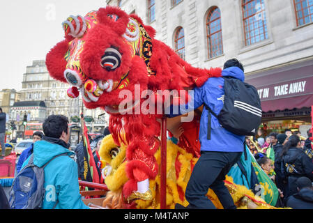 Londres, Royaume-Uni. 18 février 2018. Les artistes interprètes ou exécutants se préparent à prendre part à des célébrations du Nouvel An chinois dans le quartier chinois d'accueillir l'année du chien avec un défilé avec dragon et lion de danseurs et de personnages en costume traditionnel. Le Nouvel An chinois dans la capitale attire des centaines de milliers de Londoniens et touristes de profiter des festivités et est la plus grande célébration telle en dehors de l'Asie. Crédit : Stephen Chung / Alamy Live News Banque D'Images