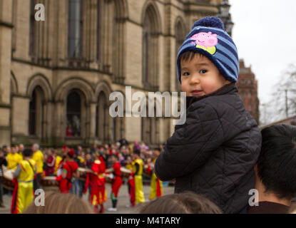 Manchester, UK. 18 janvier, 2018. Les célébrations du Nouvel An dans le quartier chinois. Manchester a une des plus anciennes et des plus importantes communautés chinoises au Royaume-Uni, avec une vue fabuleuse de la ville dédiée à la culture chinoise et de l'alimentation. Cette année, l'animal est le chien - les gens nés dans les années du chien sont connus pour leur loyauté et l'honnêteté. /AlamyLiveNews MediaWorldImages crédit ; Banque D'Images