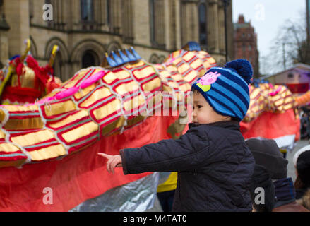 Manchester, UK. 18 janvier, 2018. Les célébrations du Nouvel An dans le quartier chinois. Manchester a une des plus anciennes et des plus importantes communautés chinoises au Royaume-Uni, avec une vue fabuleuse de la ville dédiée à la culture chinoise et de l'alimentation. Cette année, l'animal est le chien - les gens nés dans les années du chien sont connus pour leur loyauté et l'honnêteté. /AlamyLiveNews MediaWorldImages crédit ; Banque D'Images