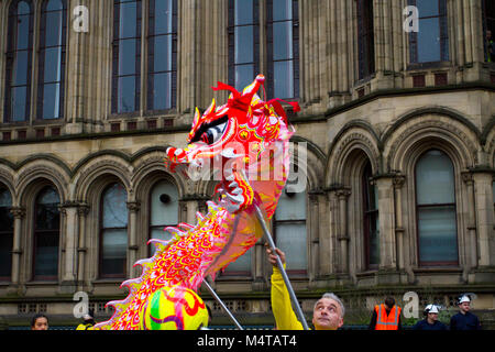 Manchester, UK. 18 janvier, 2018. Les célébrations du Nouvel An dans le quartier chinois. Manchester a une des plus anciennes et des plus importantes communautés chinoises au Royaume-Uni, avec une vue fabuleuse de la ville dédiée à la culture chinoise et de l'alimentation. Cette année, l'animal est le chien - les gens nés dans les années du chien sont connus pour leur loyauté et l'honnêteté. /AlamyLiveNews MediaWorldImages crédit ; Banque D'Images