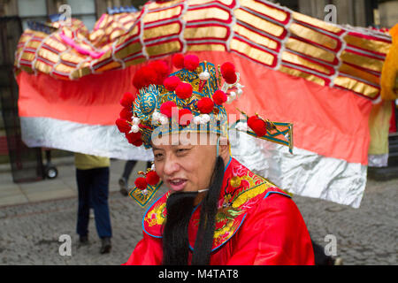 Manchester, UK. 18 janvier, 2018. Hauts chinaman ou Chosun donner 'lai voir' cadeaux dans les fêtes du Nouvel An dans le quartier chinois. Manchester a une des plus anciennes et des plus importantes communautés chinoises au Royaume-Uni, avec une vue fabuleuse de la ville dédiée à la culture chinoise et de l'alimentation. Cette année, l'animal est le chien - les gens nés dans les années du chien sont connus pour leur loyauté et l'honnêteté. /AlamyLiveNews MediaWorldImages crédit ; Banque D'Images