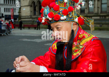 Manchester, UK. 18 janvier, 2018. Hauts chinaman ou Chosun donner 'lai voir' cadeaux dans les fêtes du Nouvel An dans le quartier chinois. Manchester a une des plus anciennes et des plus importantes communautés chinoises au Royaume-Uni, avec une vue fabuleuse de la ville dédiée à la culture chinoise et de l'alimentation. Cette année, l'animal est le chien - les gens nés dans les années du chien sont connus pour leur loyauté et l'honnêteté. /AlamyLiveNews MediaWorldImages crédit ; Banque D'Images