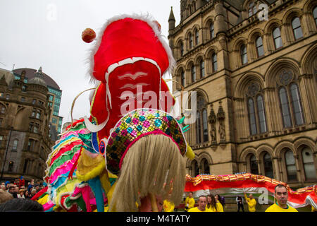 Manchester, UK. 18 janvier, 2018. Les célébrations du Nouvel An dans le quartier chinois. Manchester a une des plus anciennes et des plus importantes communautés chinoises au Royaume-Uni, avec une vue fabuleuse de la ville dédiée à la culture chinoise et de l'alimentation. Cette année, l'animal est le chien - les gens nés dans les années du chien sont connus pour leur loyauté et l'honnêteté. /AlamyLiveNews MediaWorldImages crédit ; Banque D'Images