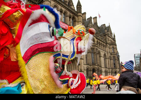 Manchester, UK. 18 janvier, 2018. Les célébrations du Nouvel An dans le quartier chinois. Manchester a une des plus anciennes et des plus importantes communautés chinoises au Royaume-Uni, avec une vue fabuleuse de la ville dédiée à la culture chinoise et de l'alimentation. Cette année, l'animal est le chien - les gens nés dans les années du chien sont connus pour leur loyauté et l'honnêteté. /AlamyLiveNews MediaWorldImages crédit ; Banque D'Images