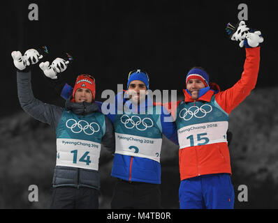 Pyeongchang. Feb 18, 2018. Martin Fourcade Champion (C) de la France, l'Allemagne est Simon Schempp (L) et troisième placé la Norvège est Emil Hegle Svendsen poser pour des photos au cours de la cérémonie le lieu men's 15km départ groupé à l'événement de biathlon aux Jeux Olympiques d'hiver de PyeongChang 2018 au Centre de préparation au biathlon d'Alpensia, Février 2018 ?18. Credit : Wang Haofei/Xinhua/Alamy Live News Banque D'Images